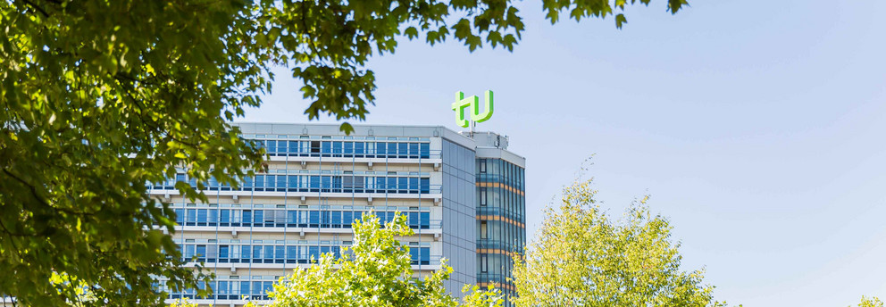 Mathetower umrahmt von Bäumen